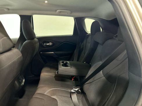 Used 2021 Jeep Cherokee Latitude FWD image 32