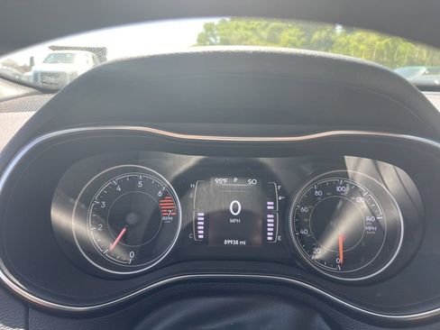 Used 2019 Jeep Cherokee Latitude w/ Popular Appearance Group AWD/4WD image 10