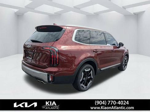 Used 2024 Kia Telluride EX w/ EX Captain's Chair Package FWD image 3
