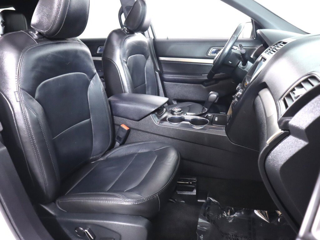 Used 2018 Ford Explorer XLT w/ Equipment Group 202A AWD/4WD image 44
