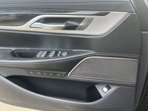 Used 2021 BMW 740i w/ M Sport Package RWD image 6