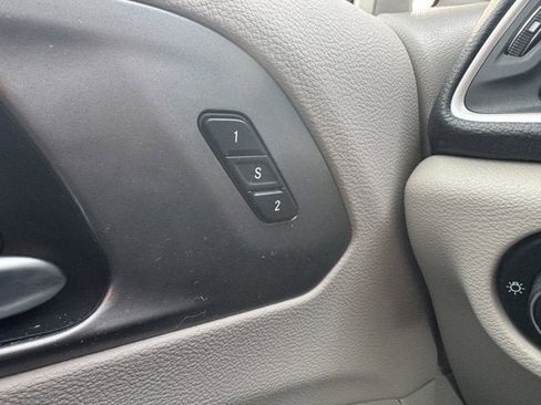 Used 2022 Chrysler Pacifica Touring-L w/ Uconnect Theater Family Group image 31