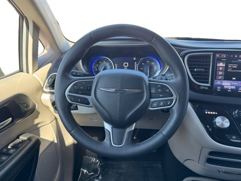 Used 2024 Chrysler Pacifica Touring-L FWD image 12
