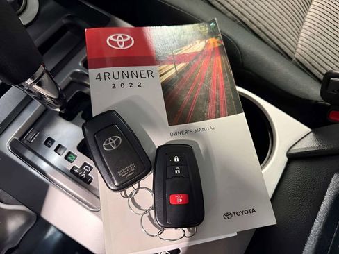 Used 2022 Toyota 4Runner SR5 AWD/4WD image 41
