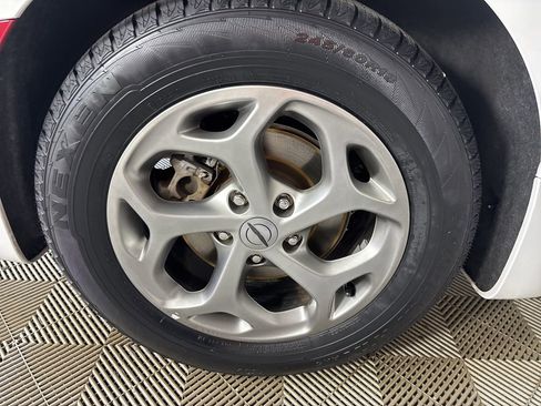 Used 2024 Chrysler Pacifica Limited image 32