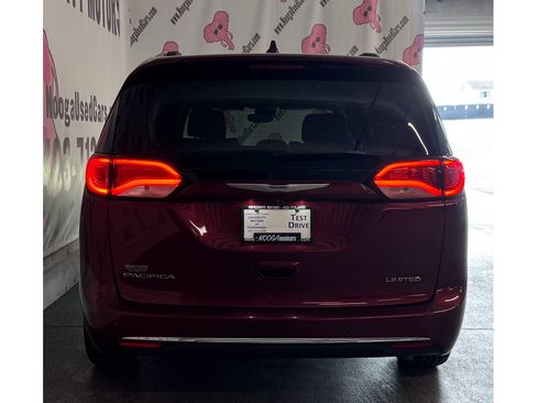 Used 2017 Chrysler Pacifica Limited FWD image 11