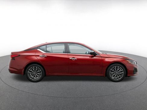 Used 2025 Nissan Altima 2.5 SV FWD image 10