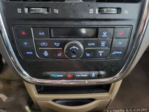 Used 2013 Chrysler Town & Country Touring-L w/ Driver Convenience Group image 9