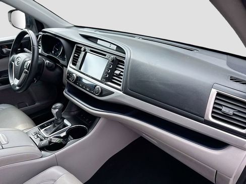 Used 2019 Toyota Highlander XLE image 29