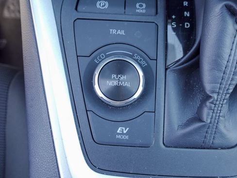 Used 2025 Toyota RAV4 LE AWD/4WD image 22