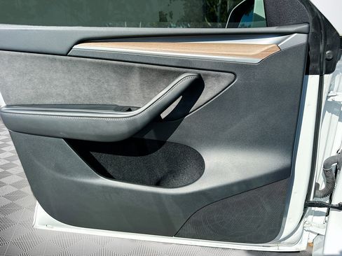 Used 2023 Tesla Model Y Performance image 22