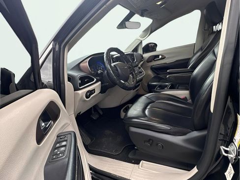 Used 2020 Chrysler Voyager Lxi FWD image 12