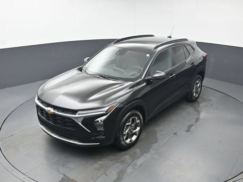Used 2025 Chevrolet Trax LT FWD image 36