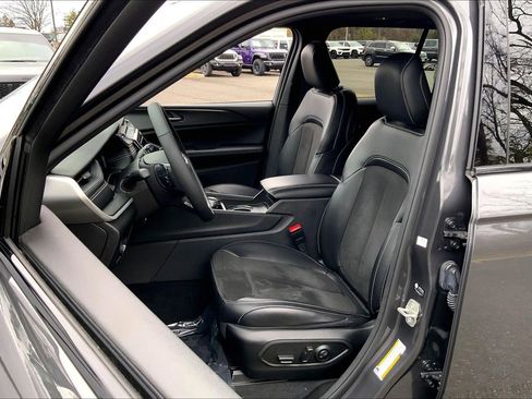 Used 2024 Jeep Grand Cherokee Altitude image 8