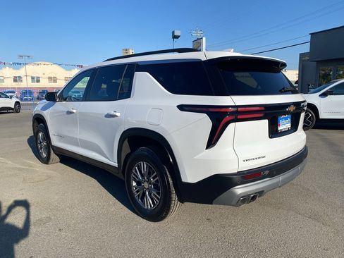 Used 2025 Chevrolet Traverse LT image 12