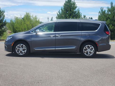 Used 2021 Chrysler Pacifica Limited w/ Premium & Safety Sphere Group image 4