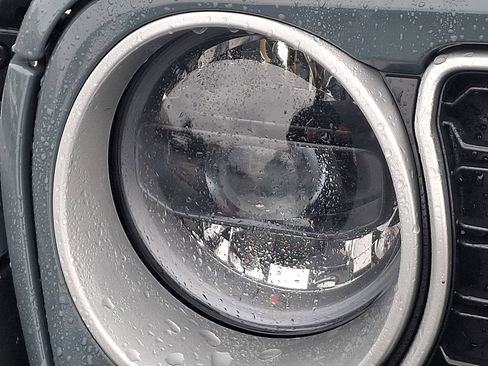 Used 2025 Jeep Wrangler Unlimited Sahara image 8