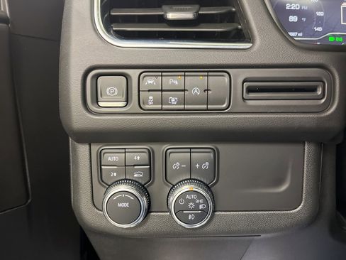 Used 2024 GMC Yukon XL SLT w/ SLT Luxury Package image 26