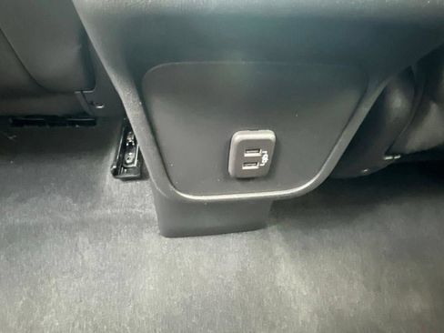 Used 2023 Chevrolet Equinox LT FWD image 30