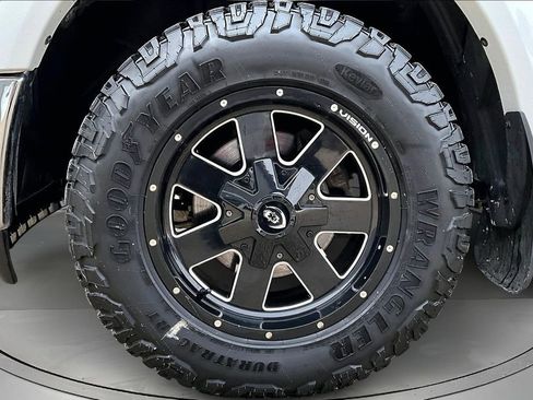 Used 2018 RAM 1500 Laramie image 29