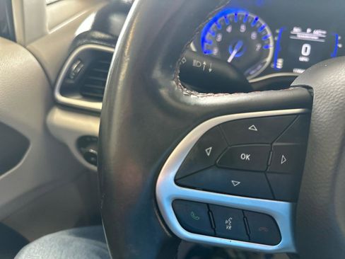 Used 2018 Chrysler Pacifica Touring-L FWD image 24