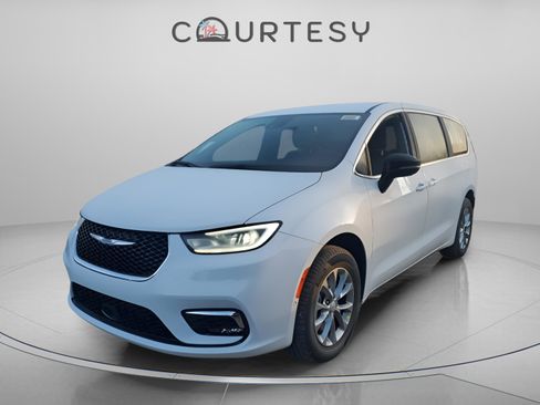 New 2026 Chrysler Pacifica Select AWD/4WD image 1