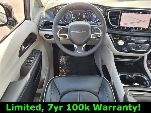 Used 2023 Chrysler Pacifica Limited image 13