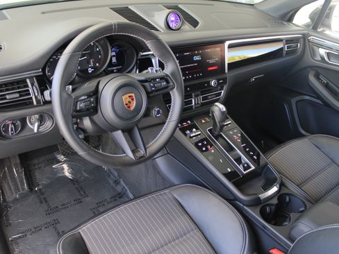 Certified 2026 Porsche Macan Turbo AWD/4WD image 4