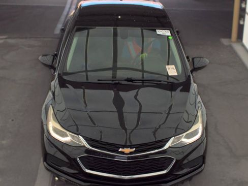 Used 2017 Chevrolet Cruze LT FWD image 2
