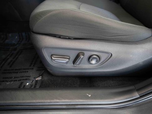 Used 2025 Toyota RAV4 XLE AWD/4WD image 12