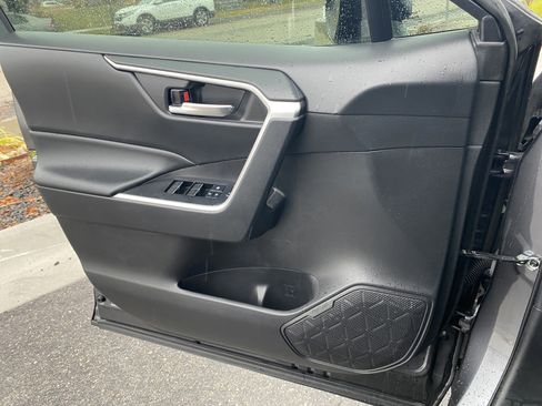 Used 2022 Toyota RAV4 XLE image 17