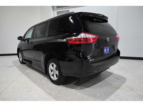 Used 2018 Toyota Sienna LE FWD image 8