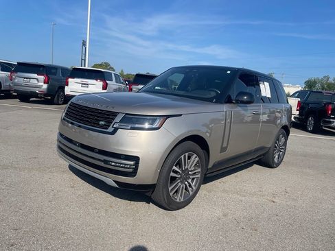Used 2025 Land Rover Range Rover SE AWD/4WD image 3