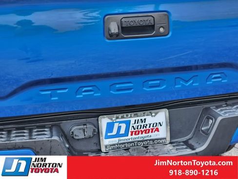 Used 2017 Toyota Tacoma TRD Sport w/ Tow Package RWD image 12