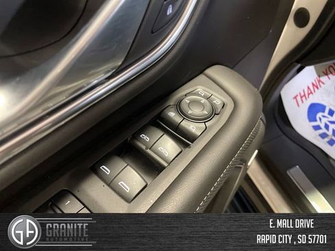 Used 2023 GMC Yukon SLT w/ SLT Luxury Package AWD/4WD image 12