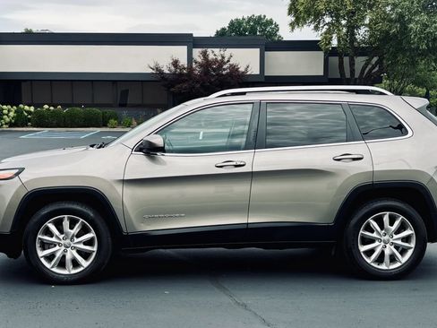Used 2017 Jeep Cherokee Limited w/ Trailer Tow Group AWD/4WD image 7