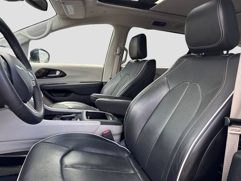 Used 2023 Chrysler Pacifica Limited FWD image 9
