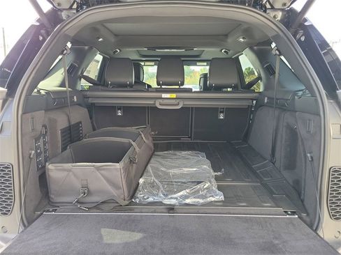 New 2025 Land Rover Discovery Metropolitan Edition image 11