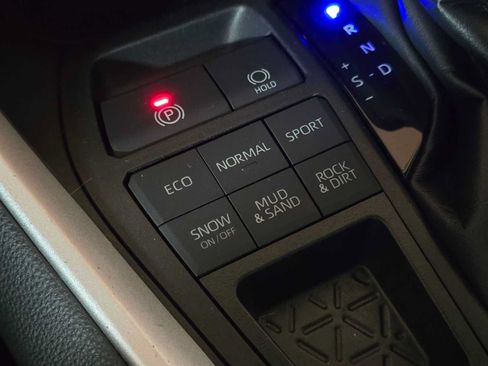 Used 2021 Toyota RAV4 LE AWD/4WD image 29