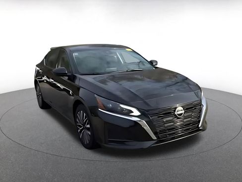 Used 2025 Nissan Altima 2.5 SV image 16