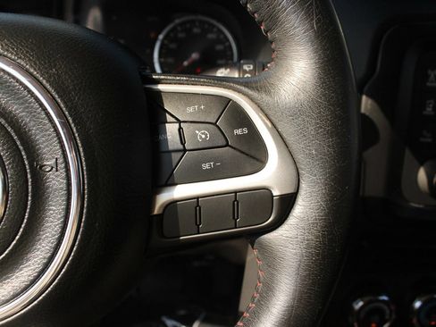 Used 2015 Jeep Renegade Trailhawk AWD/4WD image 24