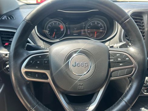 Used 2019 Jeep Cherokee Latitude Plus w/ Comfort/Convenience Group AWD/4WD image 24