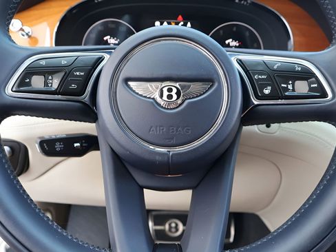 Used 2021 Bentley Bentayga image 24