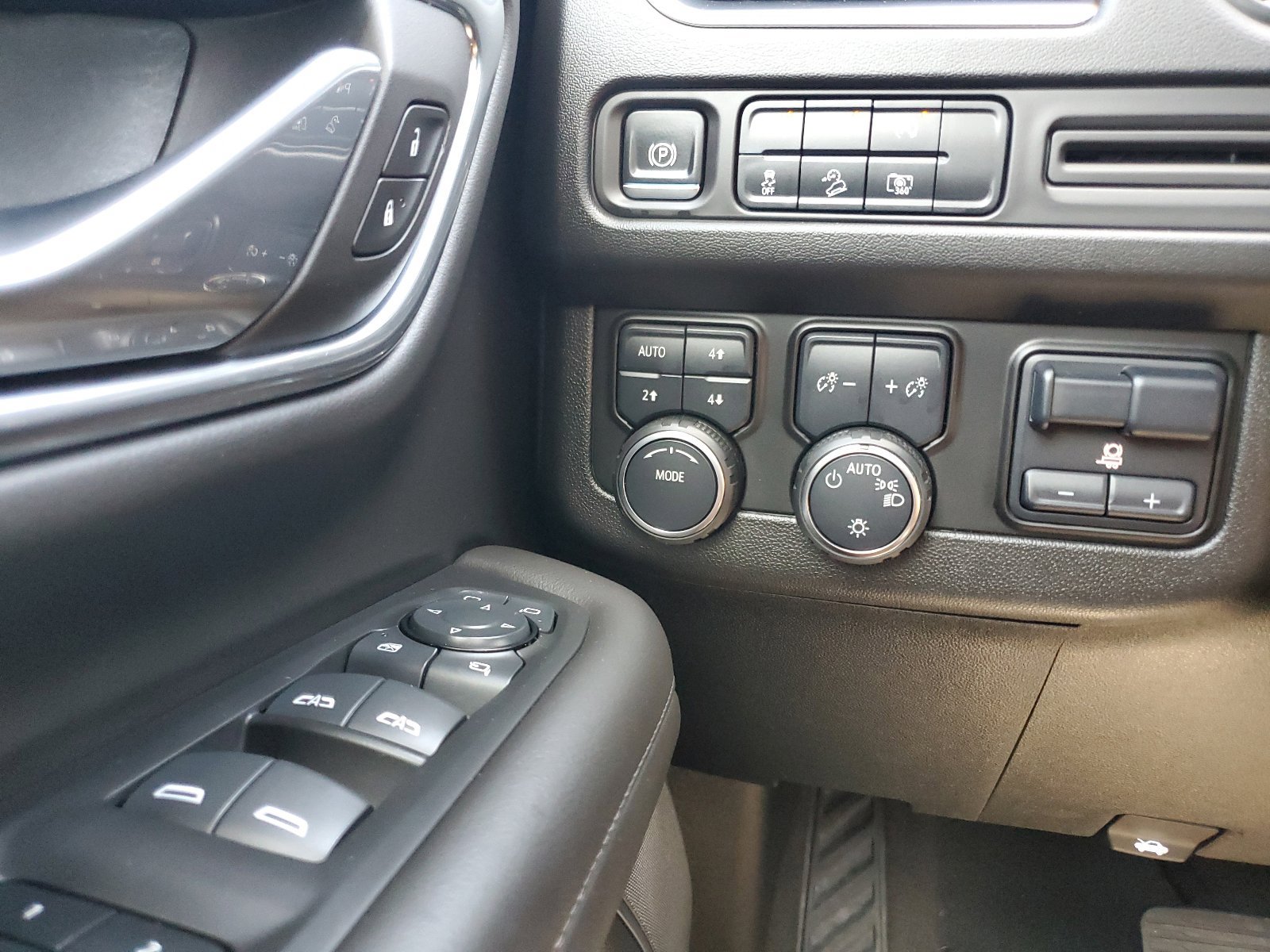 Used 2024 Chevrolet Suburban Z71 w/ Luxury Package AWD/4WD image 23