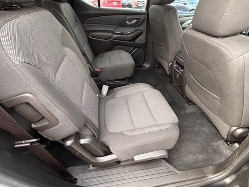 Used 2022 Chevrolet Traverse LT FWD image 15