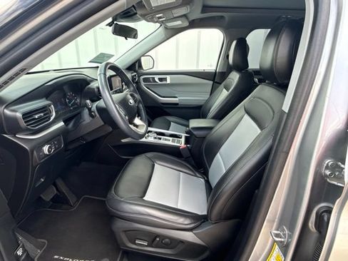 Used 2022 Ford Explorer XLT w/ Equipment Group 202A RWD image 26