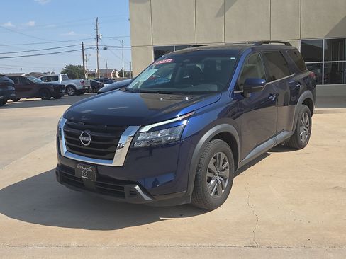 Used 2024 Nissan Pathfinder SV FWD image 2