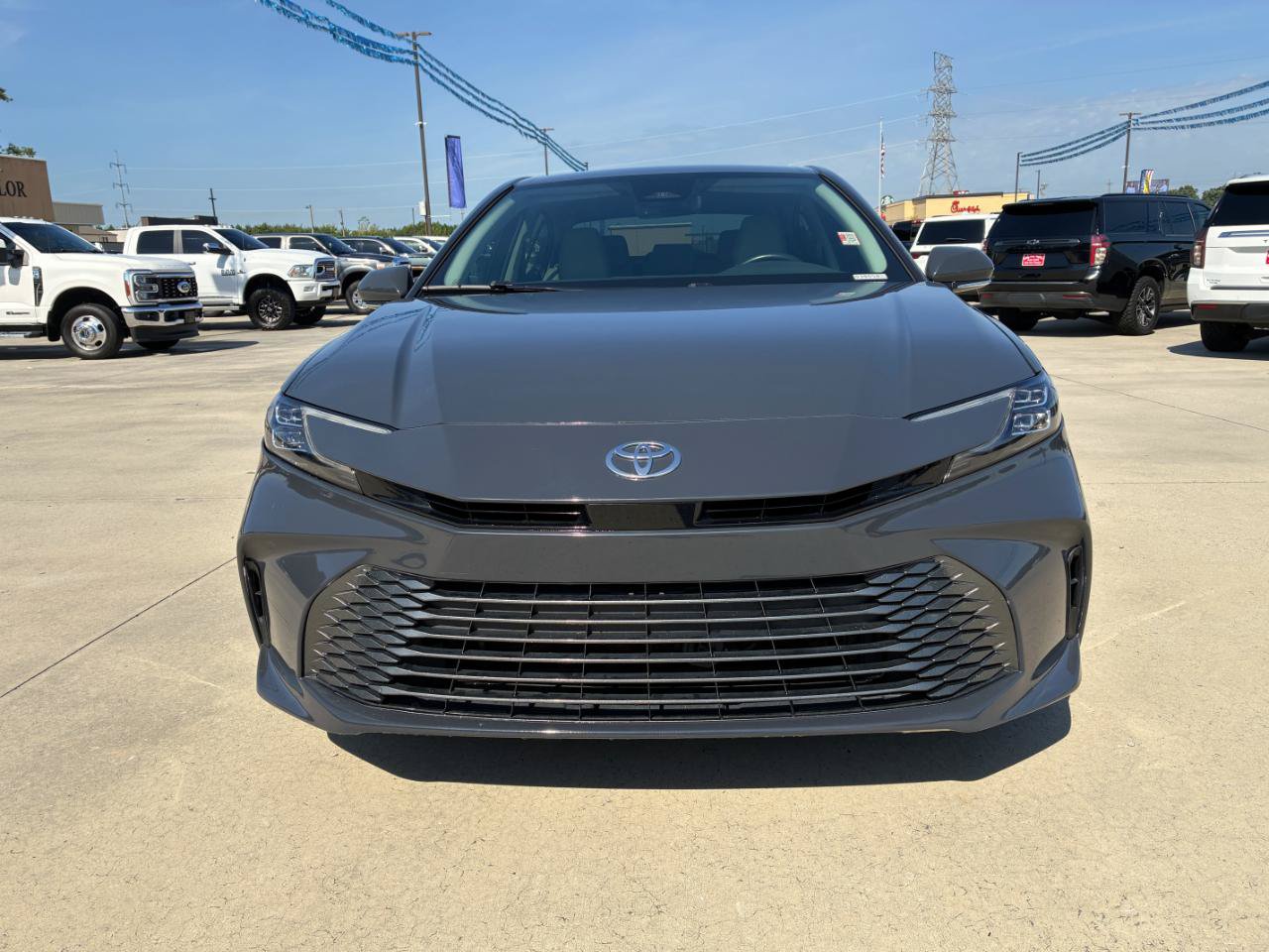 Used 2025 Toyota Camry XLE FWD image 3