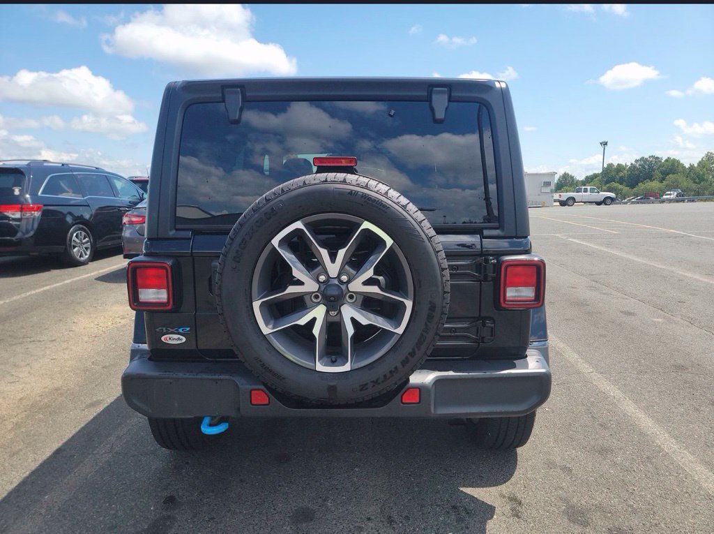 Used 2024 Jeep Wrangler Unlimited w/ Convenience Group AWD/4WD image 8