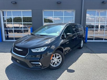 Used 2025 Chrysler Pacifica Select